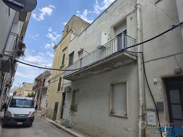 BIVANI INDIPENDENTE AL PRIMO PIANO CON TERRAZZO
