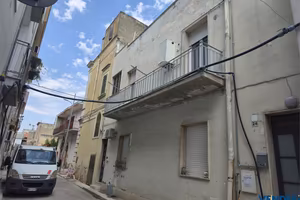 BIVANI INDIPENDENTE AL PRIMO PIANO CON TERRAZZO