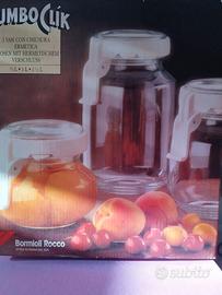 Tre vasi con chiusura ermetica.