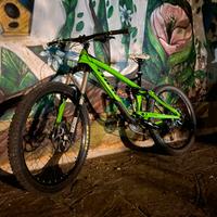 Trek da enduro con doppio ammortizzatore