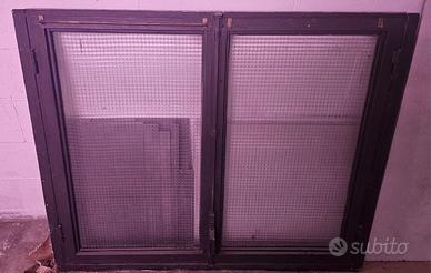 finestre in ferro con vetro reticolato