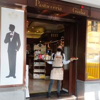 Cameriera e dj. Video maker