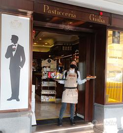 Cameriera e dj. Video maker