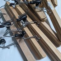 Grucce appendiabiti in legno con pinze.
