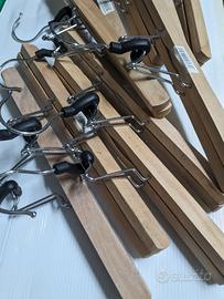Grucce appendiabiti in legno con pinze.