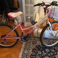 Bicicletta rosa e bianca da bambina