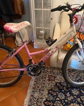 Bicicletta rosa e bianca da bambina