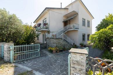 Villa di 330 m² con più di 5 locali e box auto dop