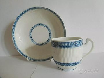 Tazza e piattino in porcellana blu e bianca