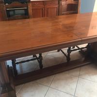 Tavolo allungabile in legno massiccio e sedie