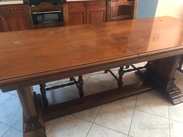 Tavolo allungabile in legno massiccio e sedie
