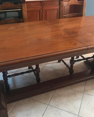 Tavolo allungabile in legno massiccio e sedie