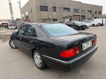 MERCEDES E200 KOMPRESOR ASI STORIC 92.000KM