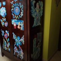 armadio in noce dipinto a mano.