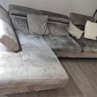 Grande divano angolare moderno molto comodo