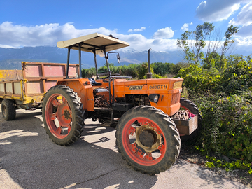 Trattore con rimorchio