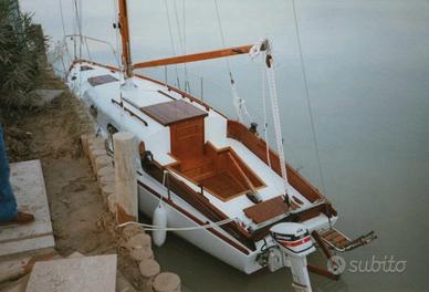 Barca a vela in legno