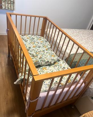 Lettino con sbarre per bambini e materasso
