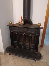 Stufa a legna in ghisa d'epoca con piedini lavorat