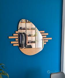 Specchio ovale con decorazione in legno