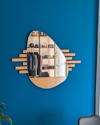 Specchio ovale con decorazione in legno