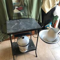 Mobile da toilette vintage con catino e brocca