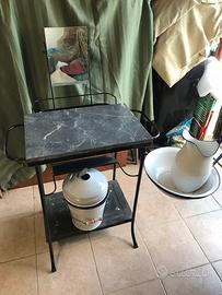 Mobile da toilette vintage con catino e brocca