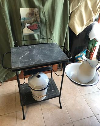 Mobile da toilette vintage con catino e brocca