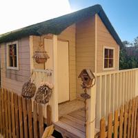 Casina in legno con scivolo per bembini
