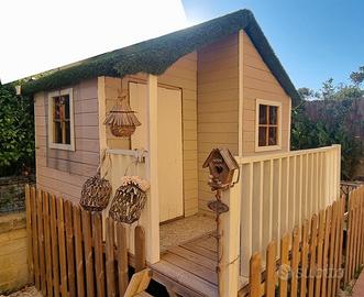 Casina in legno con scivolo per bembini