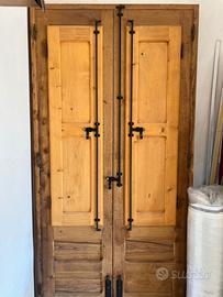Porta in legno realizzata a mano. Nuova