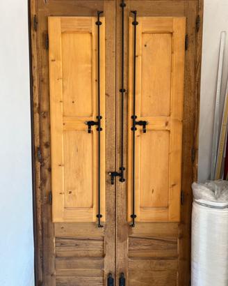 Porta in legno realizzata a mano. Nuova