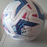pallone calciato da retegui alla presentazione