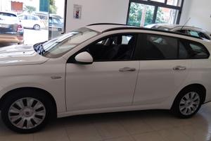 AUTO USATA CON AMPI SPAZI E BASSI CONSUMI