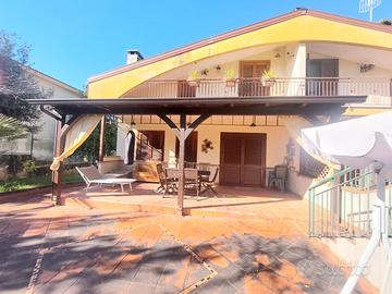 Bifamiliare con giardino