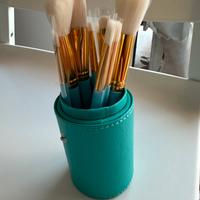 Pennelli per il trucco  in simpatico astuccio verd