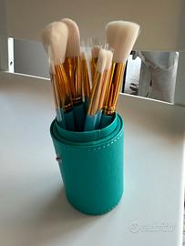 Pennelli per il trucco  in simpatico astuccio verd