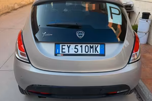 lancia y