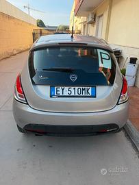 lancia y