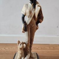 statuetta donna elegante con cane