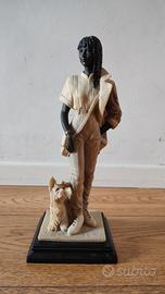 statuetta donna elegante con cane