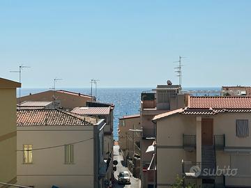 Ali Terme a due minuti dal mare ampio appartamento