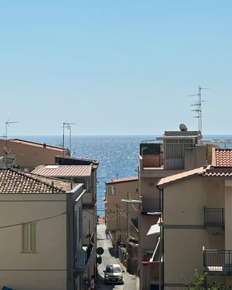 Ali Terme a due minuti dal mare ampio appartamento