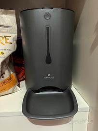 Distributore automatico di cibo per cani e gatti