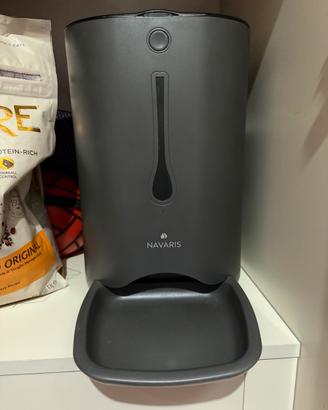 Distributore automatico di cibo per cani e gatti