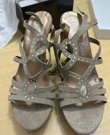 Sandali in camoscio nuovi