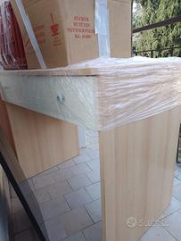 scrivania con cassetto