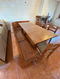 Panca tirolese e tavolo con sedie