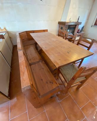 Panca tirolese e tavolo con sedie