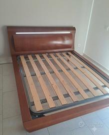 letto in legno con rete in doghe